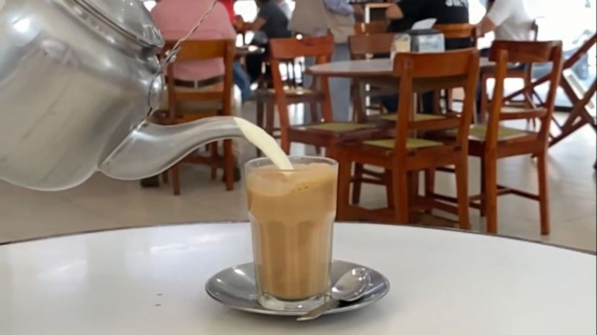 El clásico café lechero, servido en las icónicas cafeterías clásicas