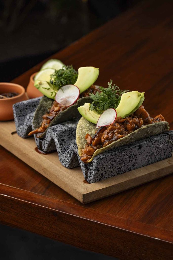 El hotel Casa Izel en la colonia Roma Norte estrena espacio en las alturas. Descubre el menú de mariscos creado por Jonatán Gómez Luna.