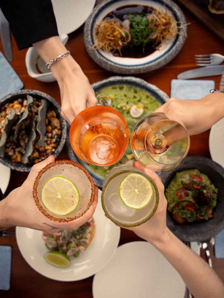 El hotel Casa Izel en la colonia Roma Norte estrena espacio en las alturas. Descubre el menú de mariscos creado por Jonatán Gómez Luna.