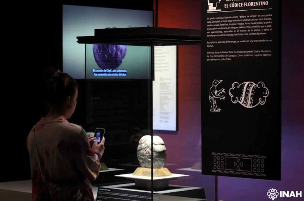 Corazón humano tallado en piedra verde