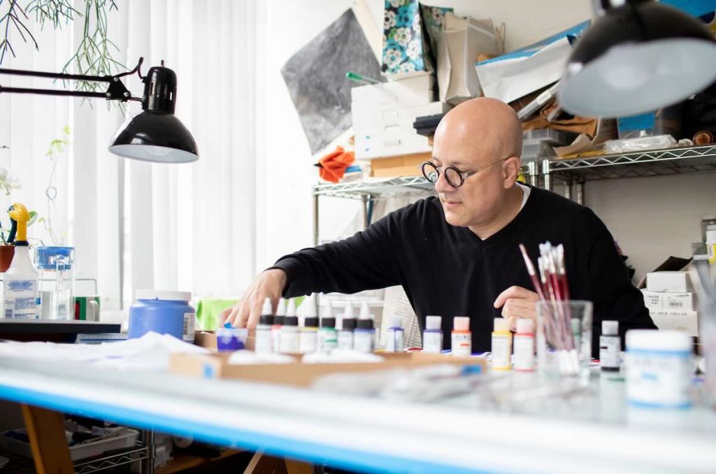 Gabriel de la Mora en taller de arte