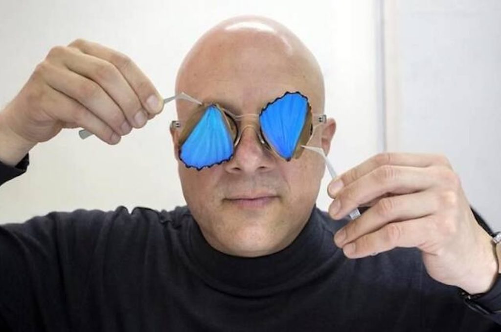 Gabriel de la Mora con mariposas disecadas