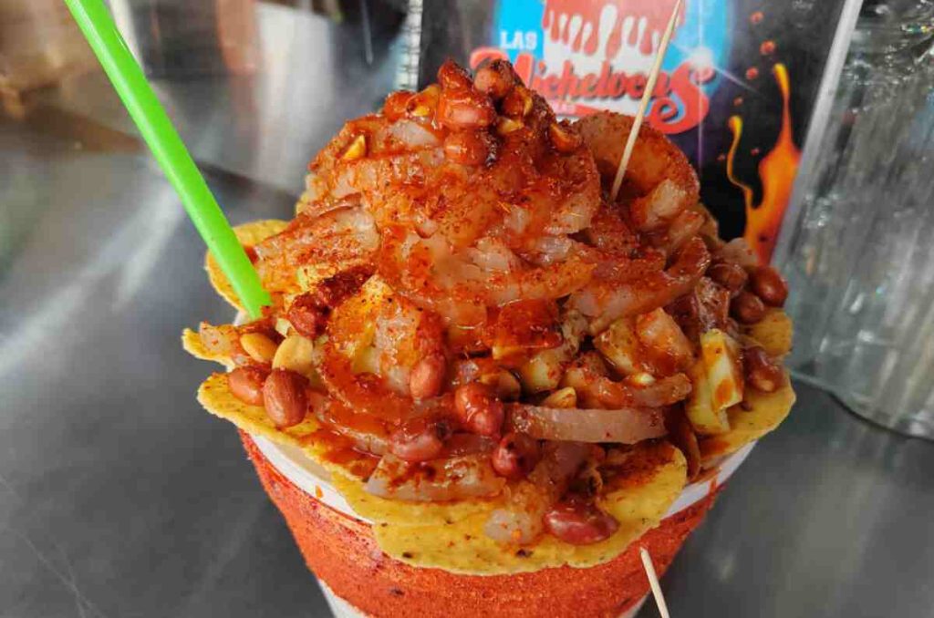Las Michelocas: micheladas con cueritos, papas, gomitas y camarón en Iztapalapa