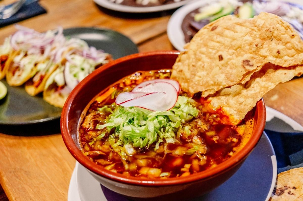 Este pozole en CDMX es mejor que el de Casa de Toño (¡y va con mezcal!)
