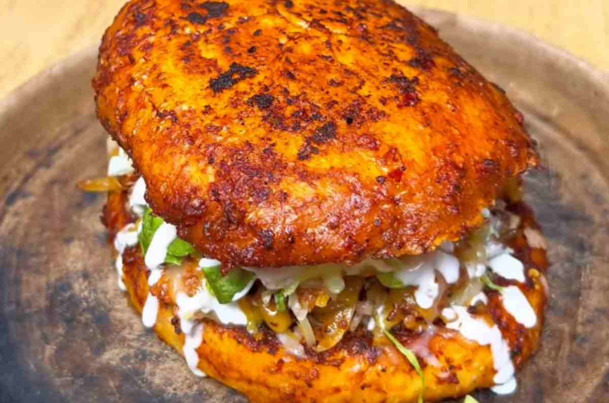 El pambazo con pulled pork y brisket más monchis esta en Q Pedro Pablo