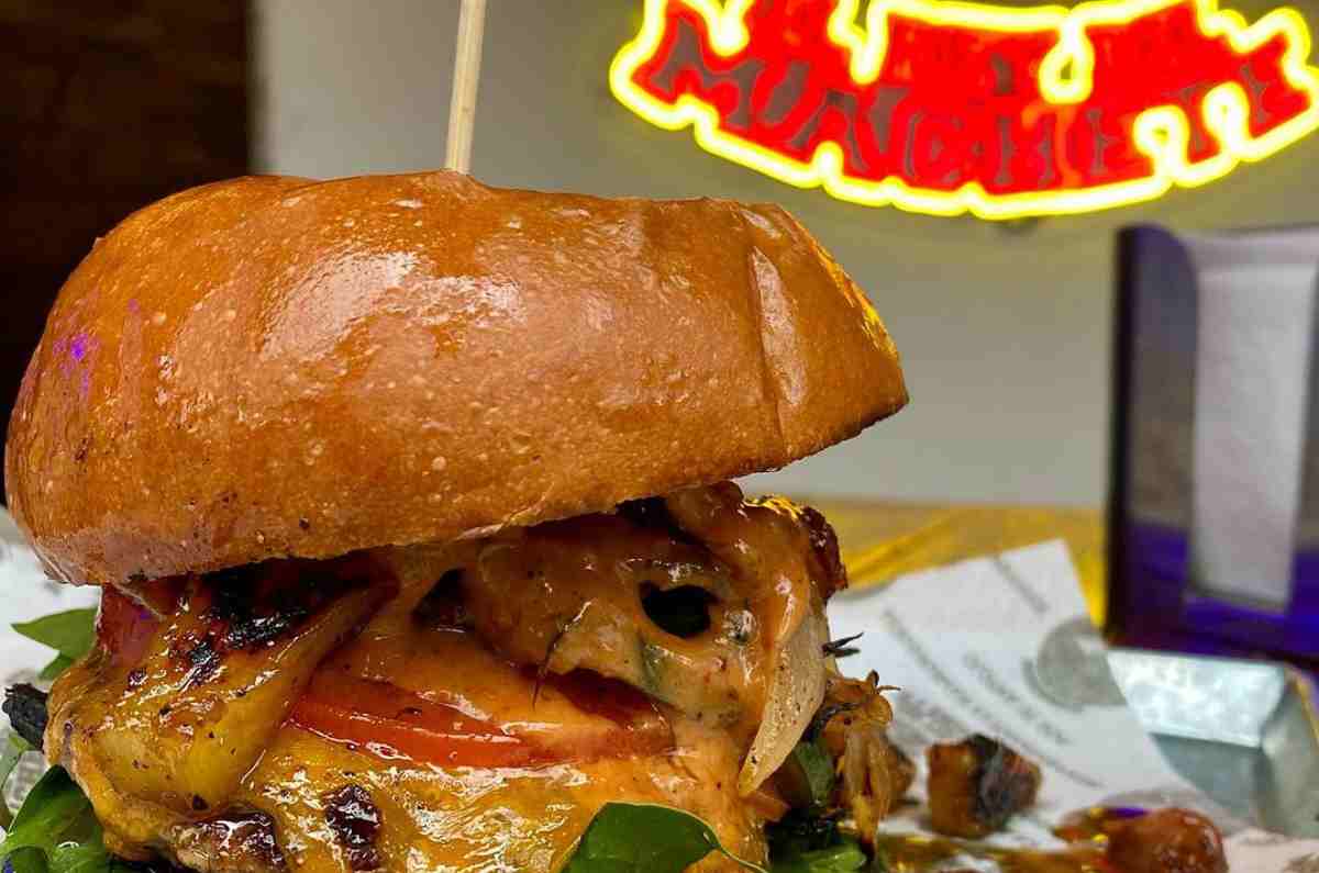 Rey del Machete: hamburguesas y Hot Dogs de tamaño colosal