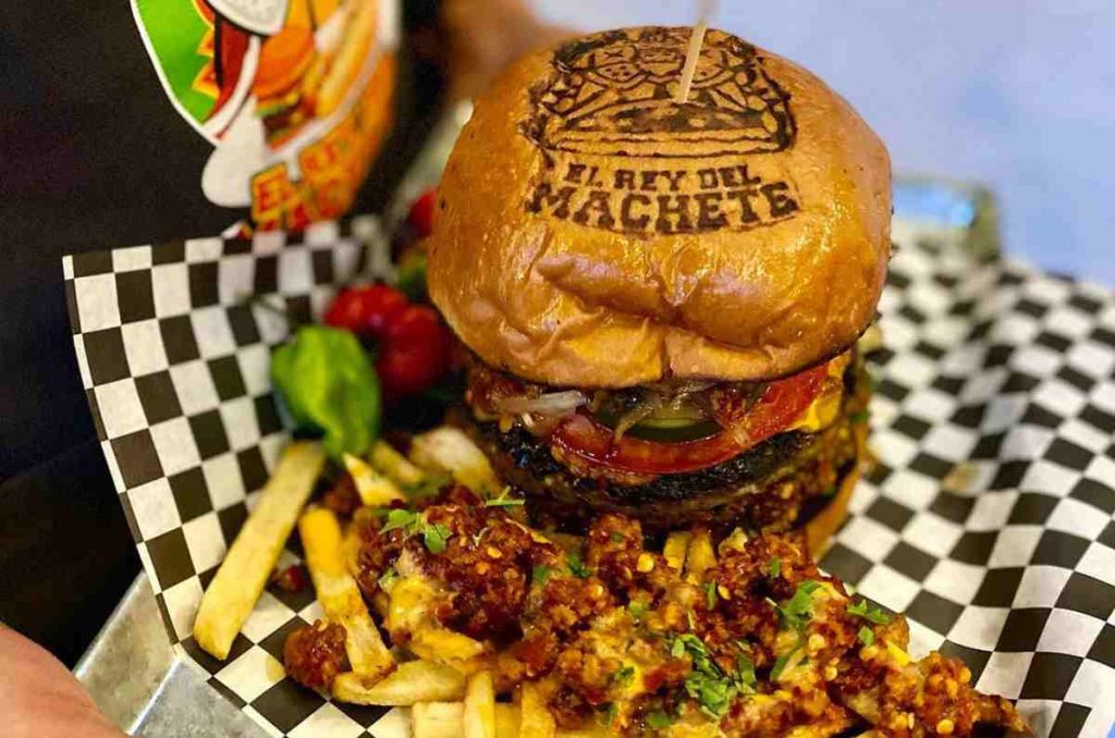 El Rey del Machete, donde encontrarás hamburguesas y hot dogs inmensos