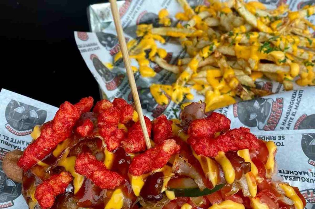 Rey del Machete: hamburguesas y Hot Dogs de tamaño colosal 6