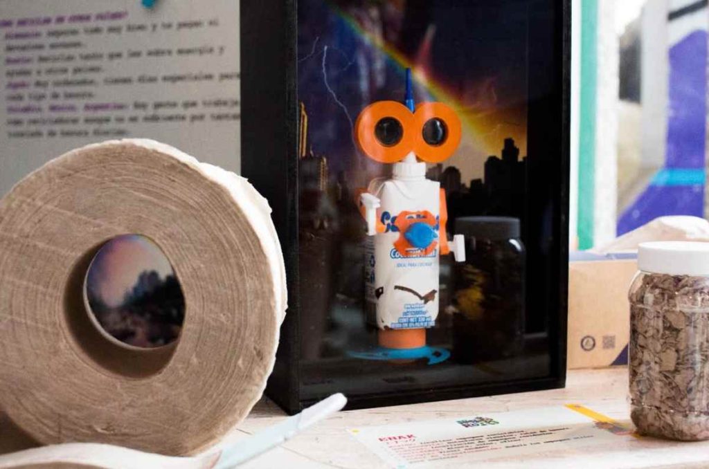 Arte hecho con basura en el MUJAM: expo Roboto Roto de César Fernández